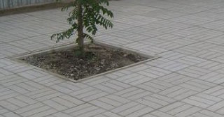 Качественная тротуарная плитка серого цвета в Тихвине в октябре