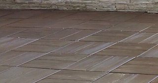 Бетонная брусчатка двора в Тихвине в октябре