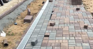 Профессиональная укладка плитки на улице в Тихвине в октябре