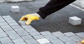 Монтаж тротуарной плитки на даче в Тихвине в октябре