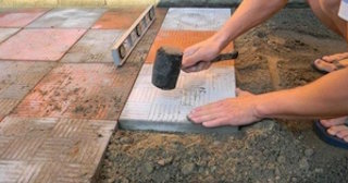 Укладка тротуарной плитки на основание в Тихвине в октябре