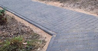 Укладка тротуарной плитки на основание в Тихвине в октябре