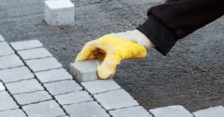 Укладка тротуарной плитки 50 на 50 в Тихвине в октябре