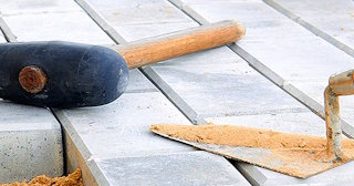 Профессиональная укладка тротуарной брусчатки в Тихвине в октябре