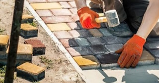 Укладка брусчатки «старый город» три цвета в Тихвине в октябре