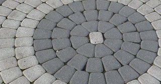 Профессиональная укладка клинкерной брусчатки в Тихвине в октябре
