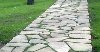 Профессиональная укладка камня на дорожки в Тихвине в октябре