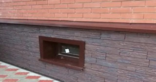 Облицовка цоколя панелями под камень в Тихвине в октябре