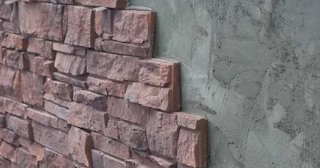 Качественная отделка цоколя фундамента снаружи в Тихвине в октябре