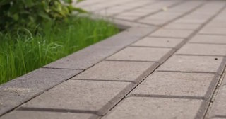Профессиональная укладка тротуарных дорожек в Тихвине в октябре