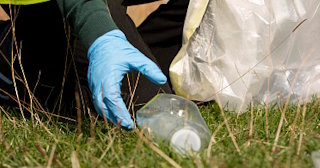Уборка территории от мусора в Тихвине в октябре